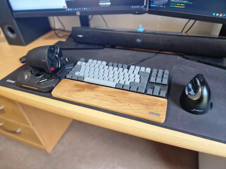 A hands-on throttle and mouse setup for a desktop computer