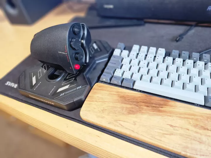 A throttle placed next to a kayboard